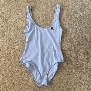 💗 NWT Blue body suit with rose💗